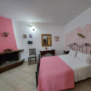 ein Schlafzimmer mit einem großen Bett und einem Kamin in der Unterkunft Azzurro mare in Arenella