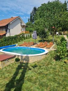 Bazén v ubytování Apartmani Radaković nebo v jeho okolí