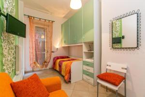 托尔托雷托阿莫尼亚住宿加早餐旅馆的一间带床和镜子的小卧室