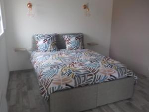 1 dormitorio con cama con edredón y almohadas en STUDIO LOSANJOS, en Brens