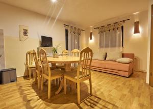 Baredinka Izola في إيزولا: غرفة معيشة مع طاولة وكراسي وأريكة