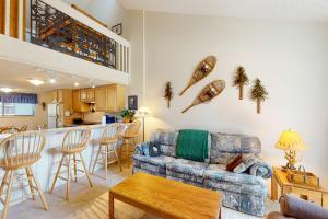 ein Wohnzimmer mit Couch und Küche in der Unterkunft MeadowRidge 13-04 in Fraser