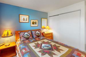 ein Schlafzimmer mit einem Bett mit einer Steppdecke darauf in der Unterkunft MeadowRidge 13-04 in Fraser + 28 Fotos