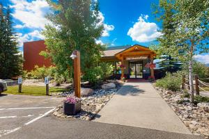 ein Parkplatz vor einem Gebäude in der Unterkunft MeadowRidge 13-04 in Fraser