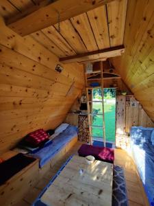 een uitzicht over een kamer in een boomhut bij Get your zen among the trees in Stahovica