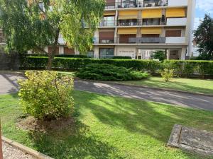 Un edificio de apartamentos con césped delante. en Mission 36 - Wifi - Calme et tranquillité - Résidence Beauséjour, en Troyes 3 fotos más