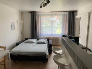Un dormitorio pequeño con una cama y una ventana. en Mission 36 - Wifi - Calme et tranquillité - Résidence Beauséjour, en Troyes