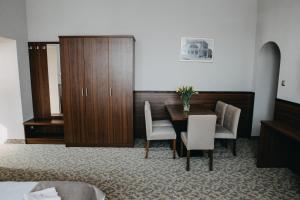 Pokój ze stołem, krzesłami i szafką w obiekcie Willa Irena w Solcu-Zdroju