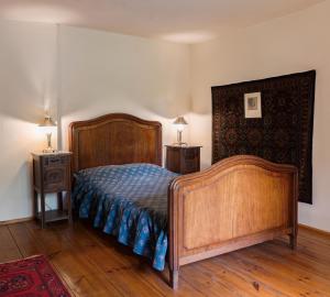 een slaapkamer met een houten bed en 2 nachtkastjes bij Frankówka in Łagów