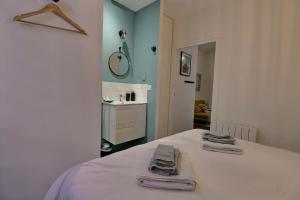 una stanza con un tavolo bianco con due asciugamani di Les Mots Bleus a Dinard