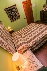 托尔托雷托阿莫尼亚住宿加早餐旅馆的一间小卧室,配有一张带 更多17张照片