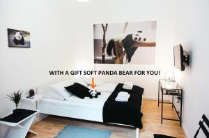 Voodi või voodid majutusasutuse Black & White Apartment with a gift soft PANDA toas