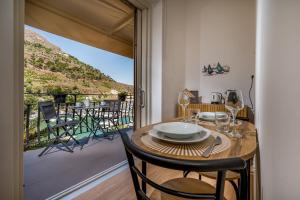 einen Esstisch mit Blick auf einen Balkon in der Unterkunft Suite Altamarea "Sea View Studios" in Castellammare del Golfo