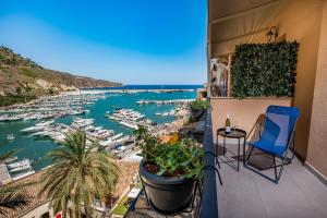 einen Balkon mit Blick auf den Yachthafen in der Unterkunft Suite Altamarea "Sea View Studios" in Castellammare del Golfo