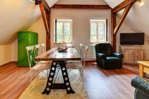 TV a/nebo společenská místnost v ubytování Chata Zadov