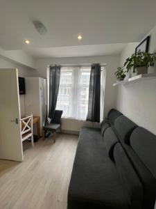 a living room with a couch and a window at Miles 4floor in London