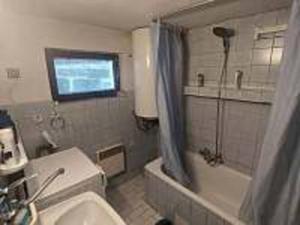 ein Badezimmer mit einer Badewanne, einem WC und einem Waschbecken in der Unterkunft Chalupa Kruh in Doksy