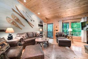 ein Wohnzimmer mit Ledermöbeln in einer Hütte in der Unterkunft Great Smoky Mountains Cabin near Cashiers, NC! in Glenville