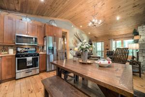eine Küche mit einem Holztisch im Zimmer in der Unterkunft Great Smoky Mountains Cabin near Cashiers, NC! in Glenville