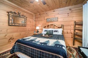 ein Schlafzimmer mit einem Bett in einem Blockhaus in der Unterkunft Great Smoky Mountains Cabin near Cashiers, NC! in Glenville