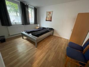 ein Schlafzimmer mit einem Bett mit schwarzen Kissen darauf in der Unterkunft Schönes einfaches Zimmer im belebten Zentrum in Wilhelmshaven