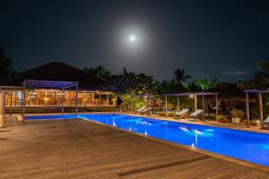 een zwembad 's nachts met de maan op de achtergrond bij Ventana Hotel in Prea