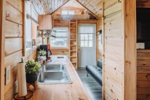 Hollow Hills Tiny Home في بين يان: مطبخ مع حوض في منزل صغير