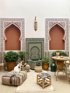 een kamer met een tafel en een stoel en een tafel met een tafel bij RIAD LA LUNE in Marrakesh