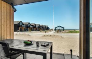 una mesa con un bol de fruta en la parte superior de una playa en Havnehusene, Lejl, 55, en Slagelse