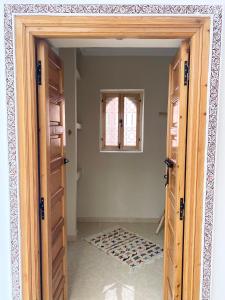 een open deur naar een kamer met een tapijt bij RIAD LA LUNE in Marrakesh