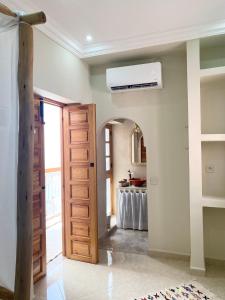 een hal met een plafondventilator en een deur bij RIAD LA LUNE in Marrakesh