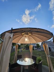 シュヴェントイにある11 Zuvedruの大きな傘下のデッキテーブル