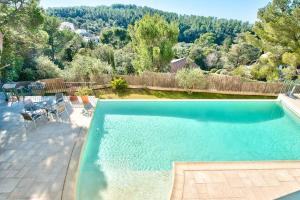 A piscina localizada em Villa de charme à 10 min d'Aix ou nos arredores