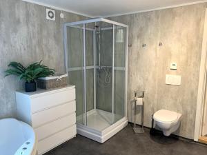 Photo de la galerie de l'établissement Moderne og fult utstyrt sokkel leilighet, opptil 8 sengeplasser, à Mo i Rana