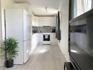Una cocina o kitchenette en Moderne og fult utstyrt sokkelleilighet