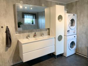 Photo de la galerie de l'établissement Moderne og fult utstyrt sokkel leilighet, opptil 8 sengeplasser, à Mo i Rana