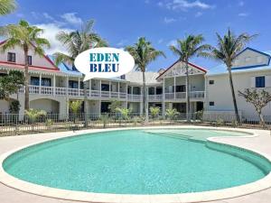 Bazén v ubytování Eden Bleu, direct access to Orient Bay beach, swimming pool nebo v jeho okolí