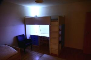 1 dormitorio con cama, escritorio y espejo en ruhig gelegene Wohnung mit schneller Anbindung nach Dresden, en Heidenau