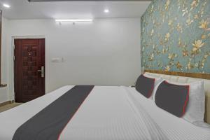 Un pat sau paturi într-o cameră la Vinayaka Luxury Stays