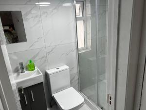 Ένα μπάνιο στο Good priced Single Rooms in Hayes