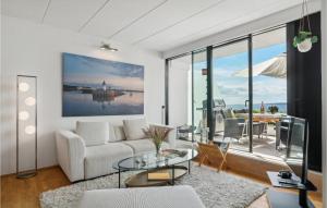 エーベルトフトにある2 Bedroom Stunning Apartment In Ebeltoftのリビングルーム(白いソファ、ガラスのテーブル付)