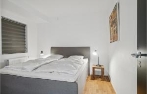 エーベルトフトにある2 Bedroom Stunning Apartment In Ebeltoftのベッドルーム1室(白いシーツが備わるベッド1台付)