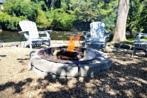 a fire pit in the middle of a yard at Mill Stream Cottage in Pigeon Forge
