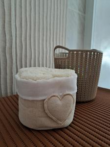 un cesto con un cuore su un tavolo di Logudoro Home ad Alghero
