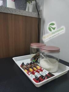Padang Serai的住宿－MySantai Homestay Padang Serai，桌子上装有糖果罐的托盘