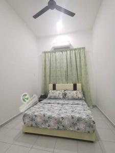 1 dormitorio con 1 cama y ventilador de techo en MySantai Homestay Padang Serai en Padang Serai