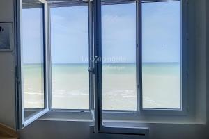 Vista generica sul mare o vista sul mare dall'interno dell'appartamento
