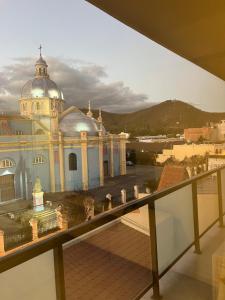 Habitación con vistas a un gran edificio con iglesia. en Apartamento Mirador de la Viña. en Salta