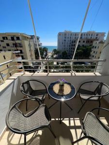 balkon ze stołem i krzesłami na statku w obiekcie Breeze Seaview Apartment w Durrës