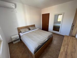 een slaapkamer met een bed en een raam bij Breeze Seaview Apartment in Durrës